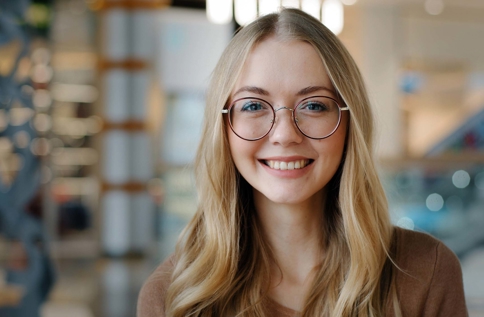Person med glasögon i modern kontors- eller industrimiljö som representerar digitalt arbetssätt och kompetens inom smart industri