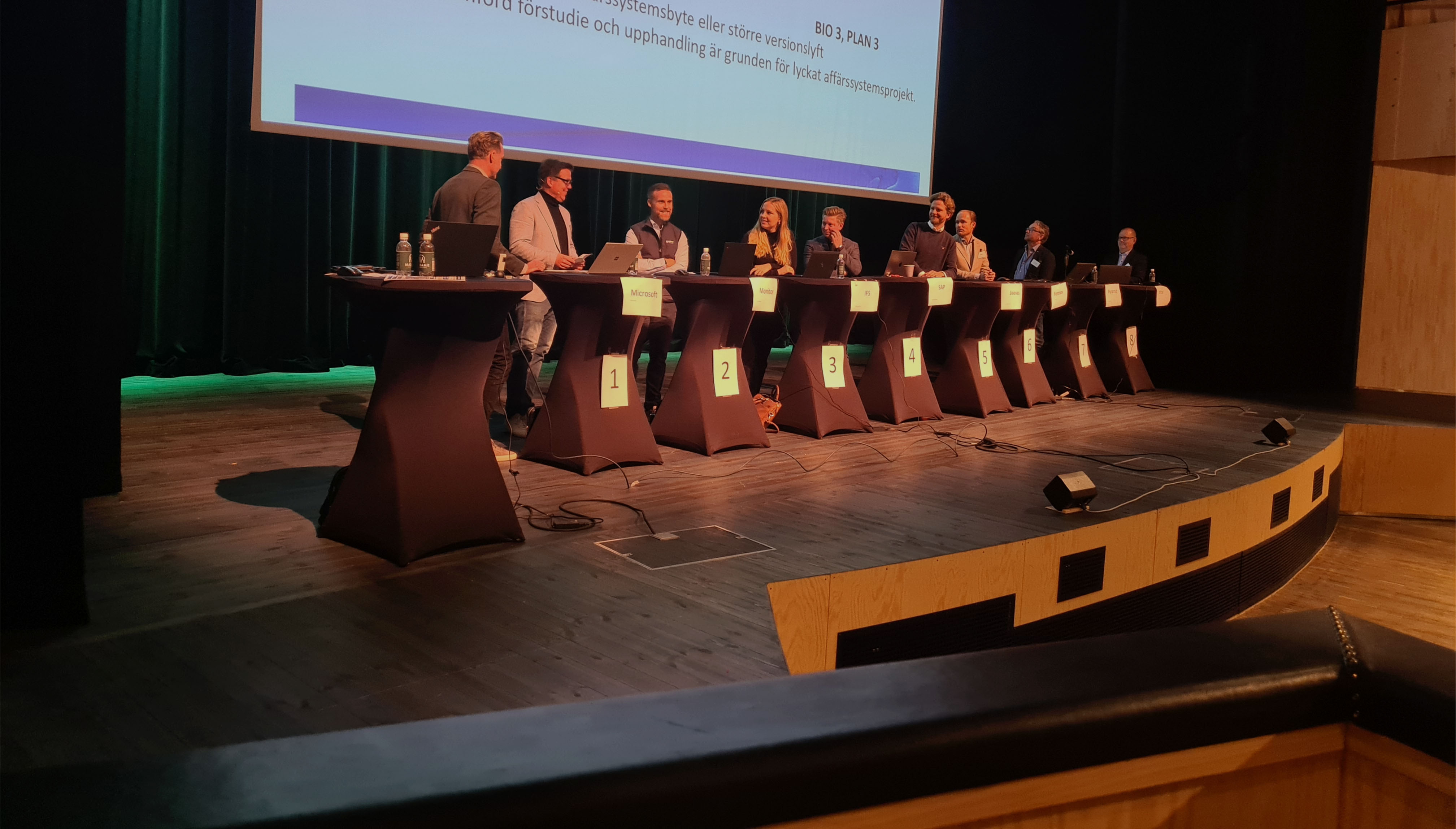 Paneldiskussion på scen om logistik och affärssystem inför publik under ett branschevent