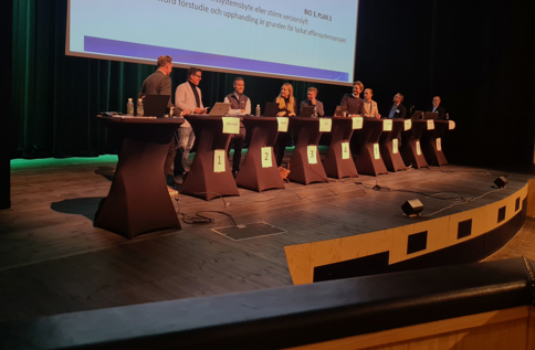 Paneldiskussion på scen om logistik och affärssystem inför publik under ett branschevent