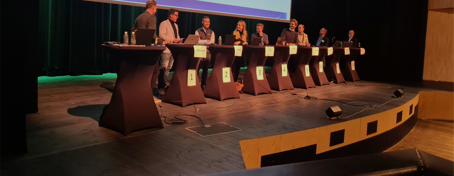 Paneldiskussion på scen om logistik och affärssystem inför publik under ett branschevent