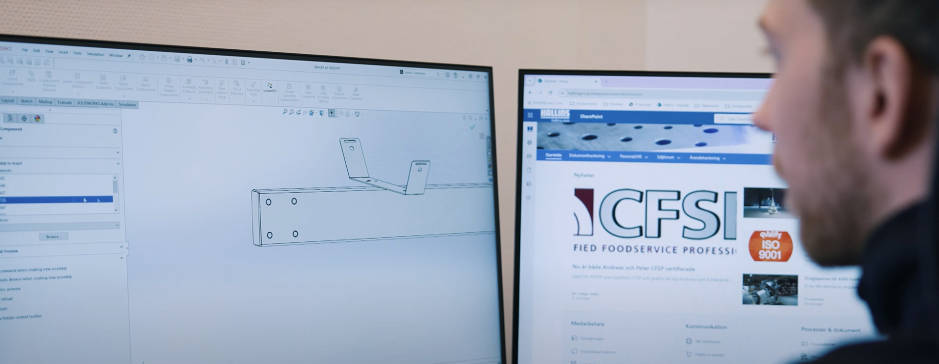 Person på Hallins arbetar vid dubbla datorskärmar med CAD-konstruktion och affärssystem för produktutveckling, dokumenthantering och verksamhetsstyrning