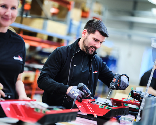 Medarbetare på Corroventa monterar och kvalitetssäkrar Corroventas avfuktningsutrustning i produktionsmiljö med fokus på teknik, service och tillverkning