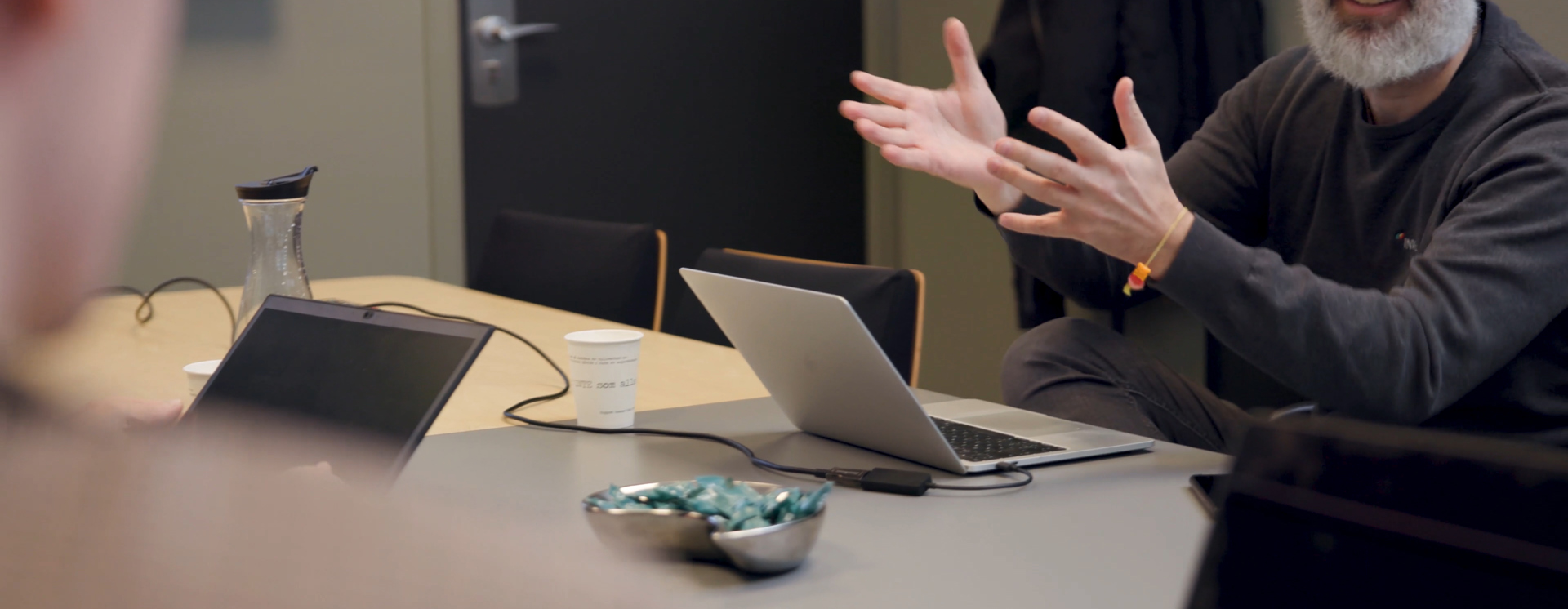 Stefan Timbus från INVID deltar i möte med Scandbio och diskussion vid konferensbord med bärbar dator, fokus på samarbete, verksamhetsutveckling och digitala lösningar