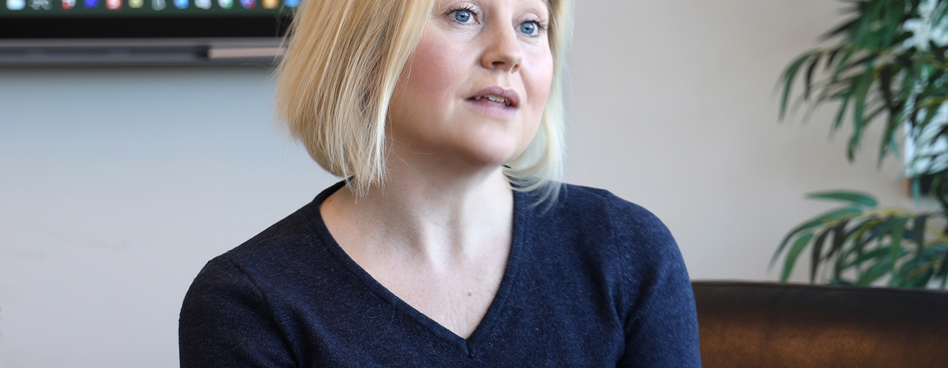 Maria sitter i ett konferensrum och samtalar