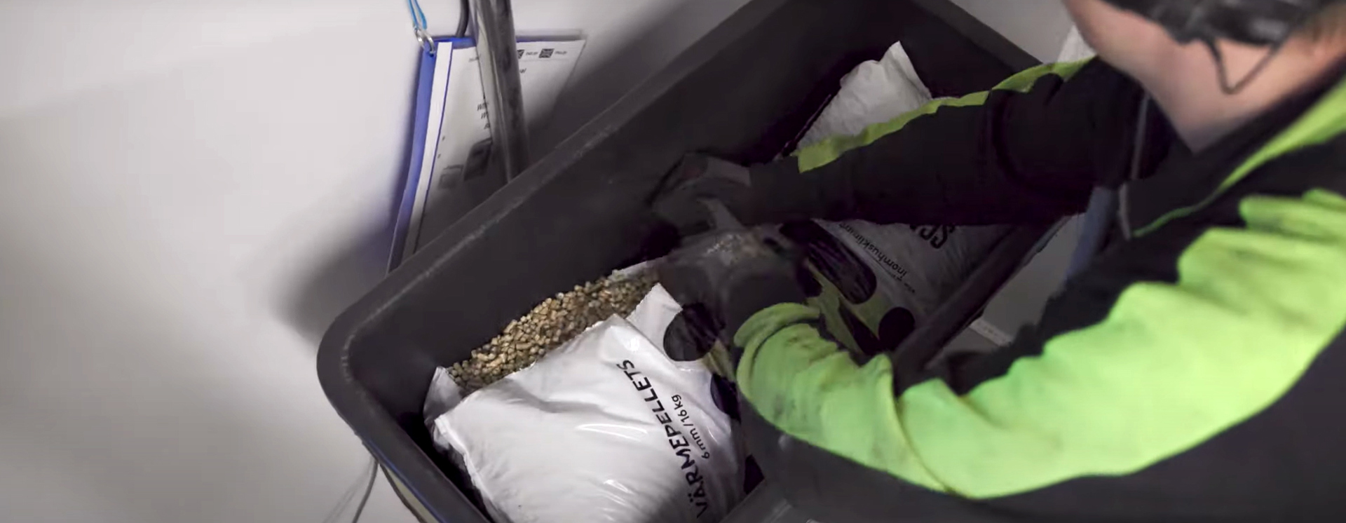 Medarbetare på Scandbio hanterar pellets i produktionsmiljö med fokus på kvalitetskontroll, lagerprocesser och hållbar energiförsörjning.