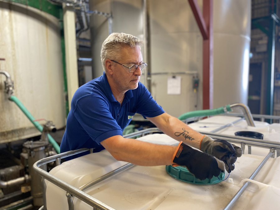 Medarbetare på BIM Kemi arbetar med hantering av kemikaliebehållare i produktionsmiljö med fokus på processer, kvalitetssäkring och säker industriell verksamhet.