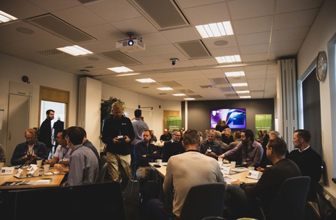 Deltagare diskuterar cybersäkerhet och informationssäkerhet under seminarium i Jönköping med workshop, föreläsningar och erfarenhetsutbyte