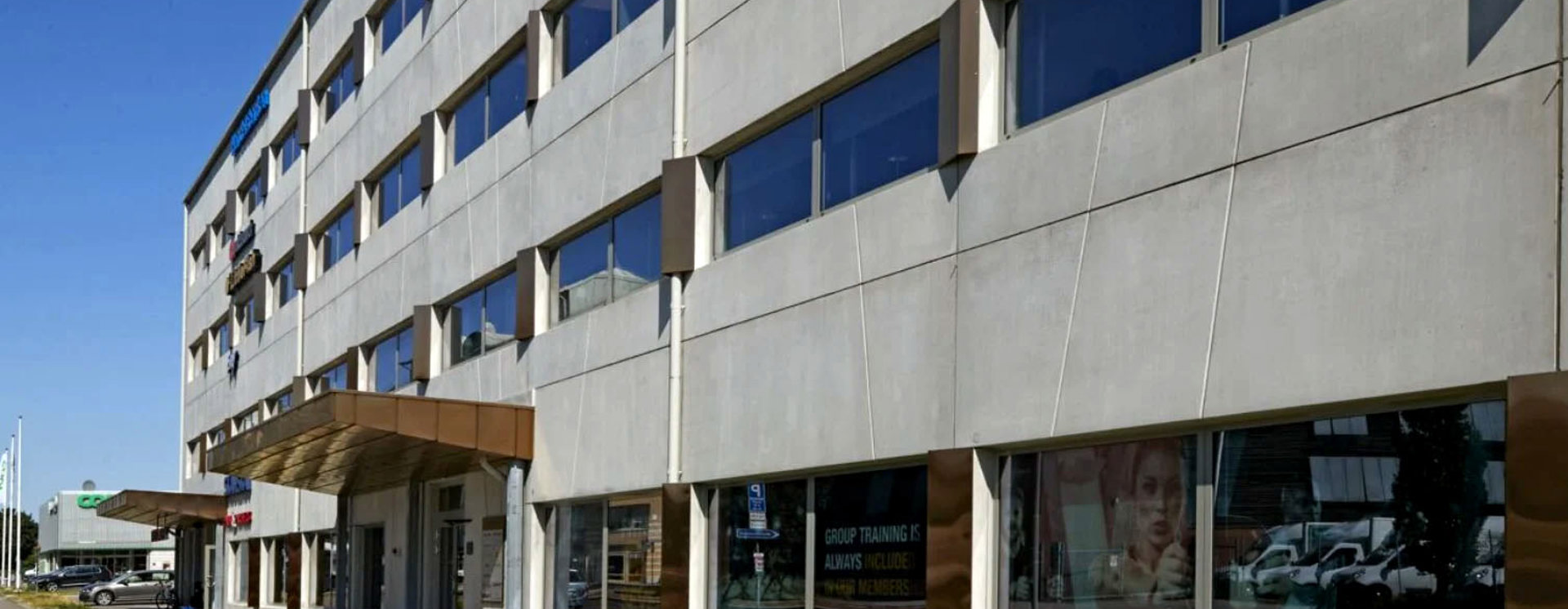 INVIDs kontor i Halmstad i modern kontorsfastighet med stora fönster och entré längs gatan