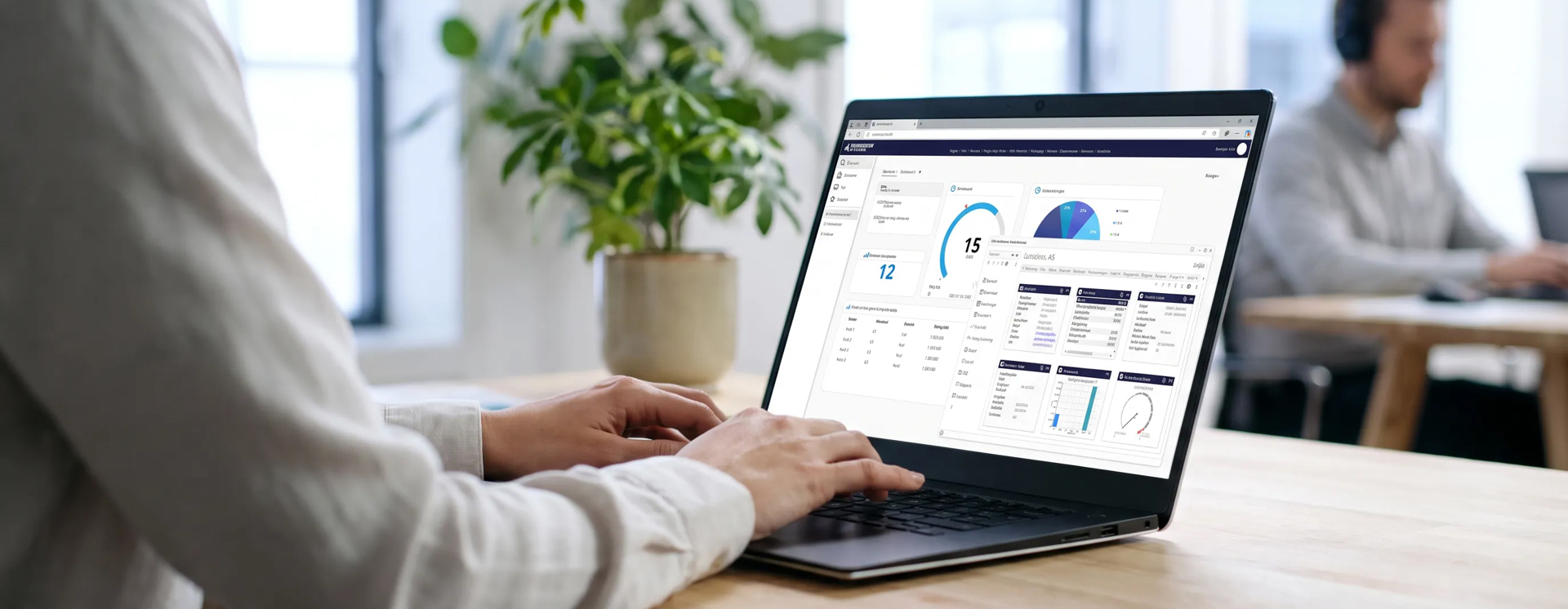 Person Arbetar Vid Laptop Med Affärssystem Som Visar Rapporter, Analyser Och Nyckeltal I Ett Modernt Och Ljust Kontor