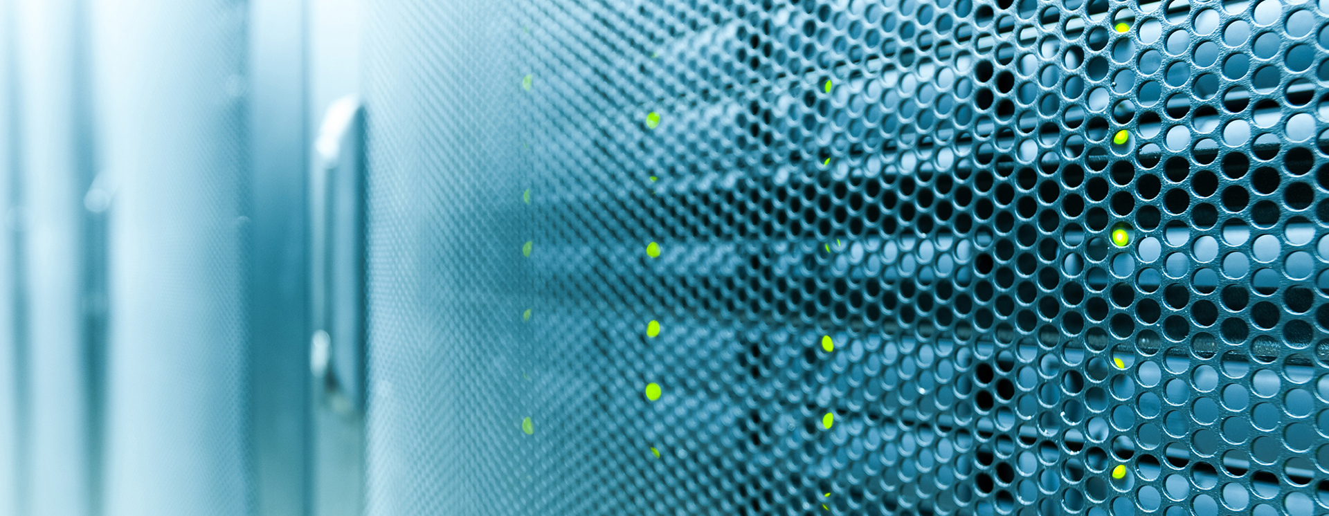 Närbild av serverutrustning bakom perforerad panel i datacenter med synliga statuslampor, vilket illustrerar IT‑infrastruktur som tjänst, säker drift, övervakning och stabil hantering av system i modern IT‑miljö