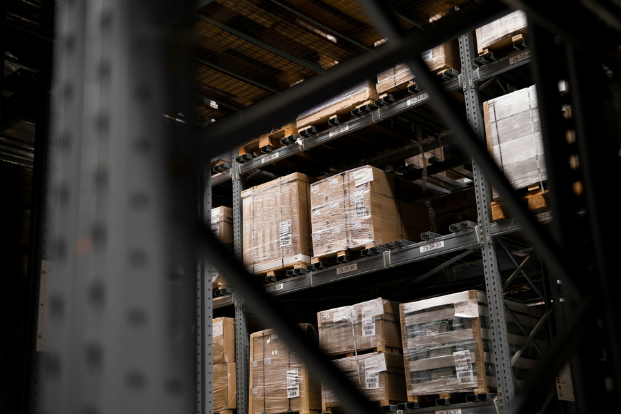 Lagerhyllor Med Kartonger Och Pallar I Modern Logistikmiljö, Sedda Genom Industriell Ställningskonstruktion I Lagerlokal