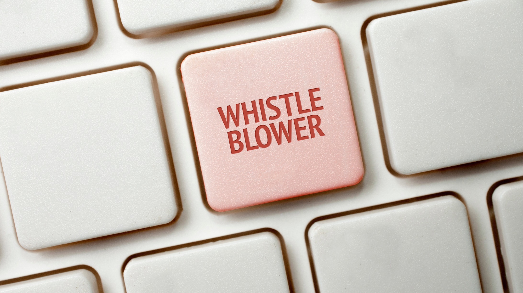 Ett inzoomat tangentbord med ordet Whistle Blower på, svenska Visselblåsare - Visselblåsning