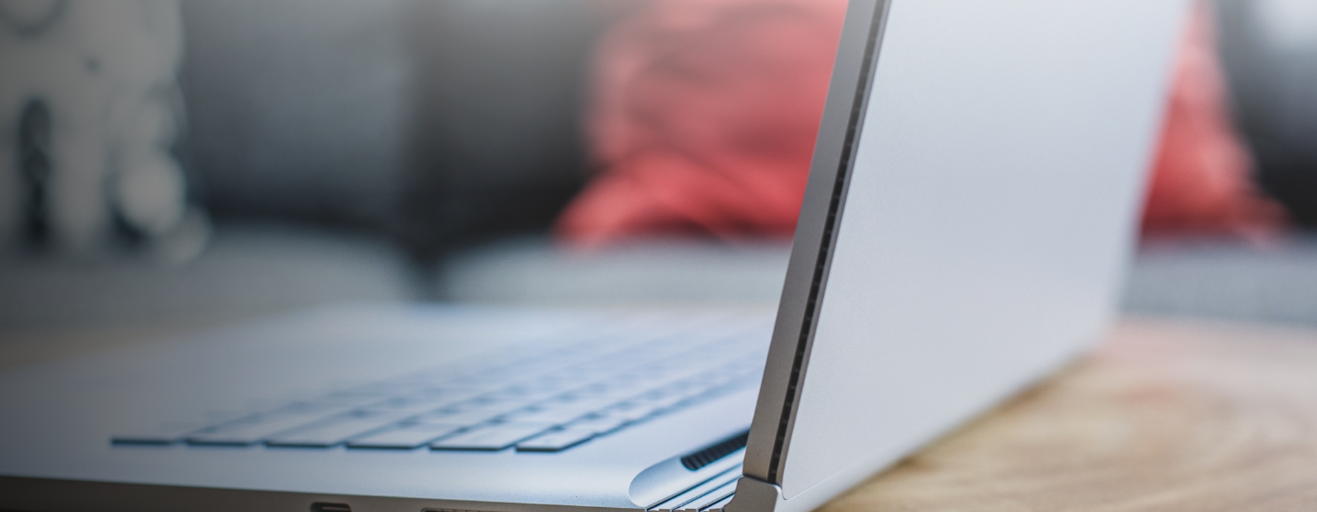 Närbild av modern laptop på skrivbord med fokus på tangentbord, anslutningar och design, vilket illustrerar digital arbetsplats, IT‑utrustning och användning av Microsoft 365 i verksamheten