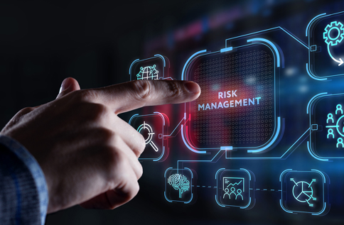 Hand pekar på digital panel med texten “Risk management”, omgiven av ikoner för analys, processer och organisation