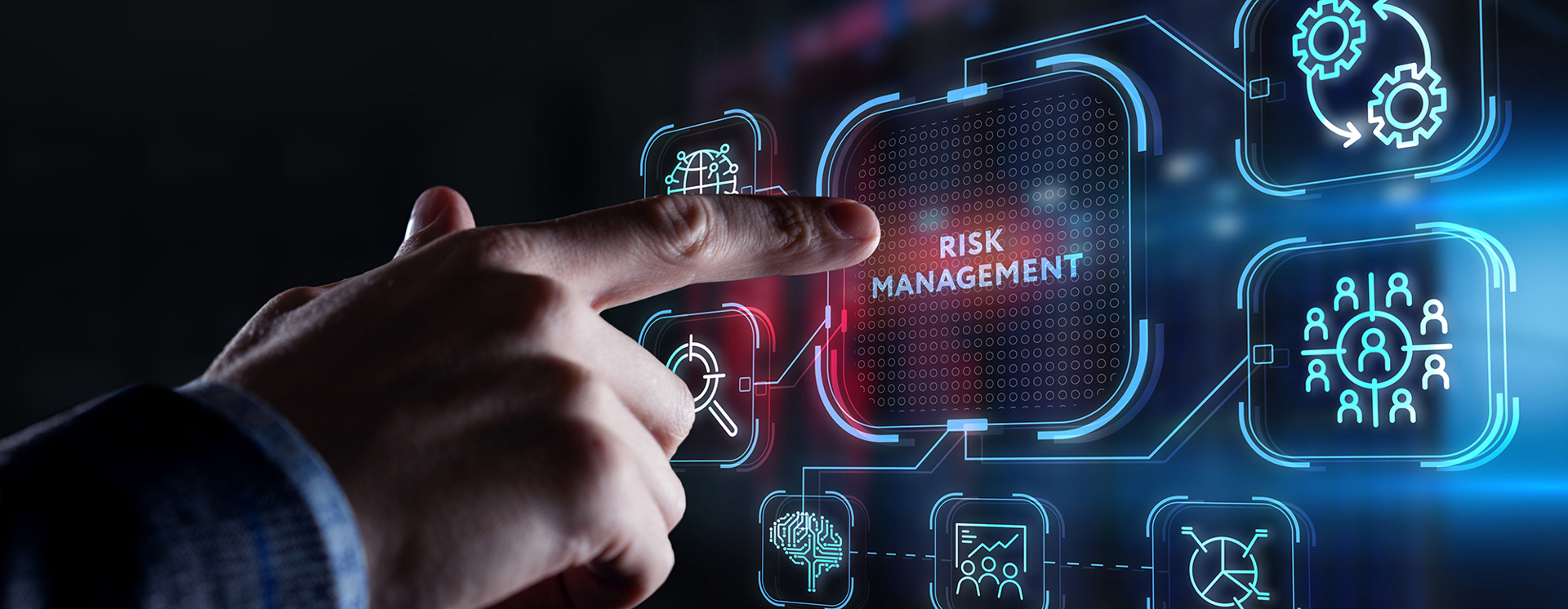 Hand pekar på digital panel med texten “Risk management”, omgiven av ikoner för analys, processer och organisation