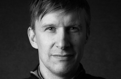 Svartvit porträttbild på John Groth