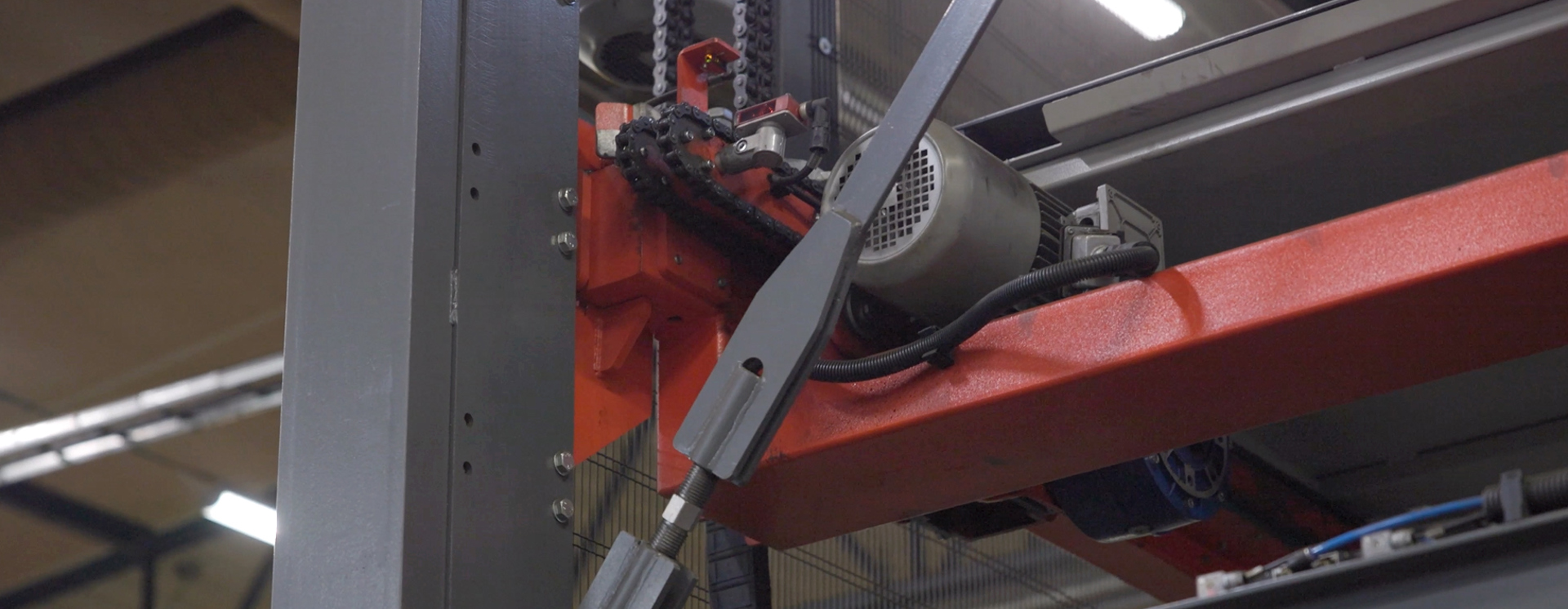 Automatiserad maskinutrustning i industrimiljö med motorer, drivsystem och mekaniska komponenter för effektiv produktion och tillverkningsprocess