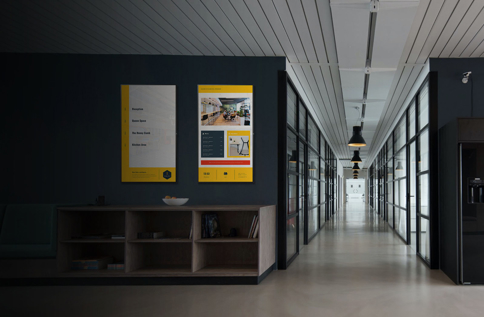 Digital signage-skärmar monterade på vägg i modern kontorsmiljö som visar information, innehåll och kommunikation i korridor för intern kommunikation och besöksinformation