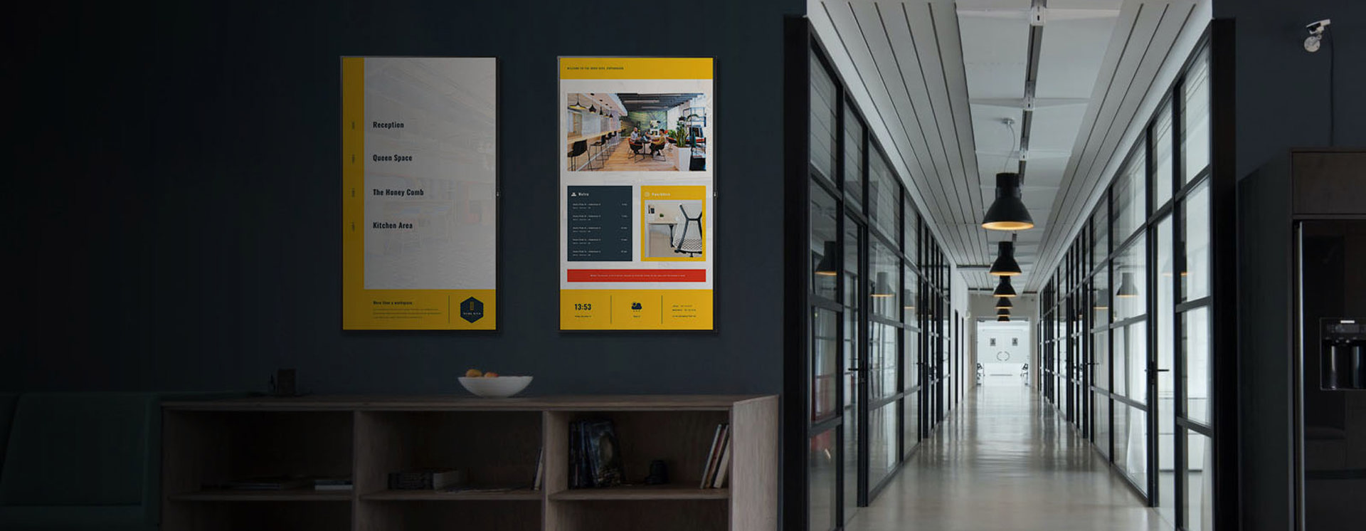 Digital signage-skärmar monterade på vägg i modern kontorsmiljö som visar information, innehåll och kommunikation i korridor för intern kommunikation och besöksinformation