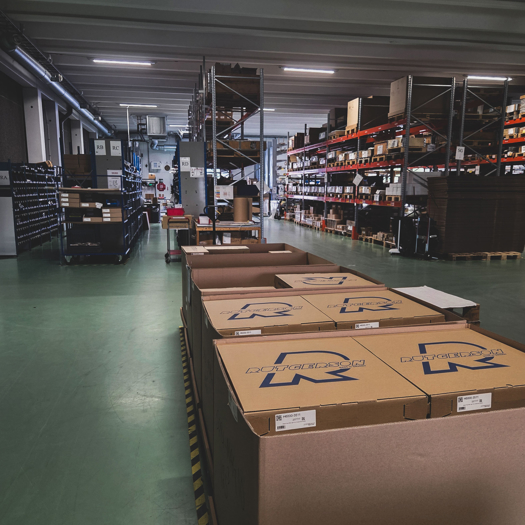 Lagermiljö Med Arbetsbord, Förpackade Produkter Och Hyllsystem För Effektiv Lagerhantering Och Logistik.
