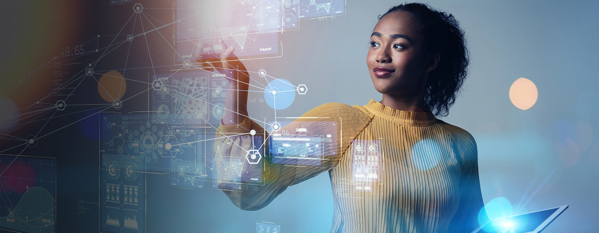 Person använder surfplatta och interagerar med holografiskt gränssnitt med data och diagram, symboliserar digital analys och smarta processer