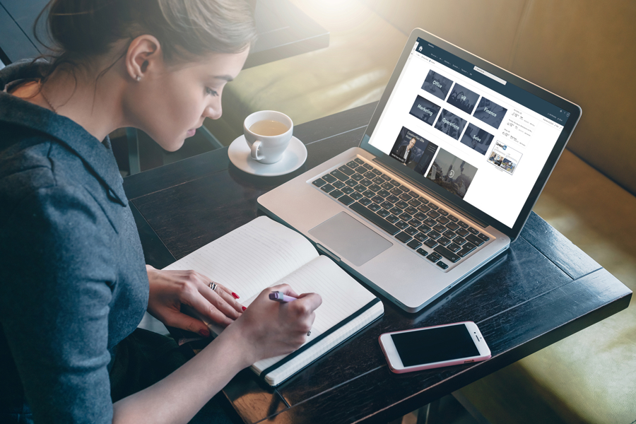 Användning av SharePoint intranät på laptop med innehållshantering, dokument och intern kommunikation i Microsoft 365