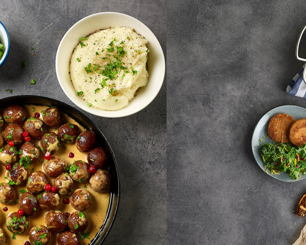 Dafgårds maträtter serverade på bord med köttbullar, potatismos, gratäng och tillbehör som visar brett sortiment av färdiglagad mat