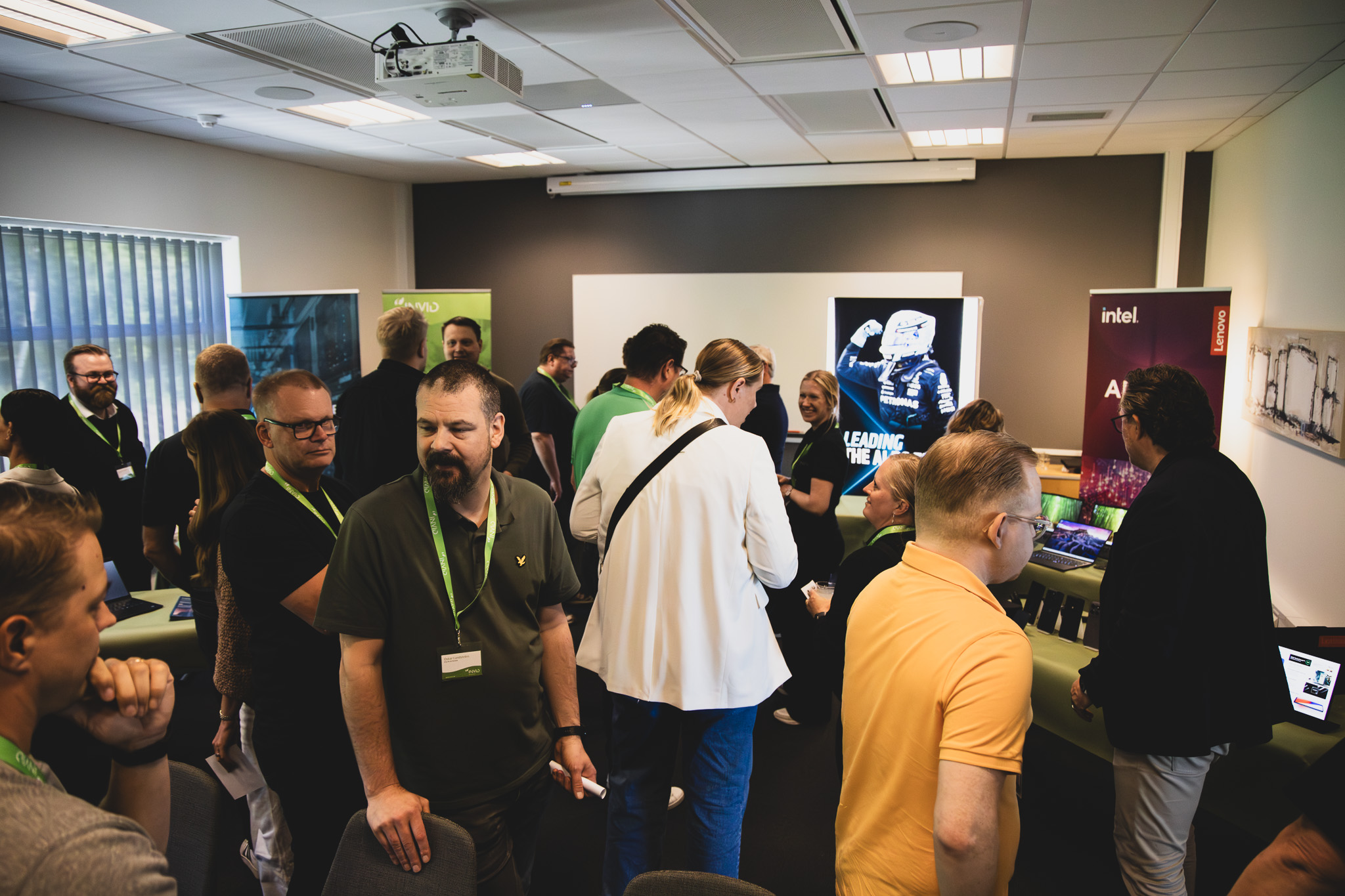 Mingel vid teknikdemo under inomhusevent