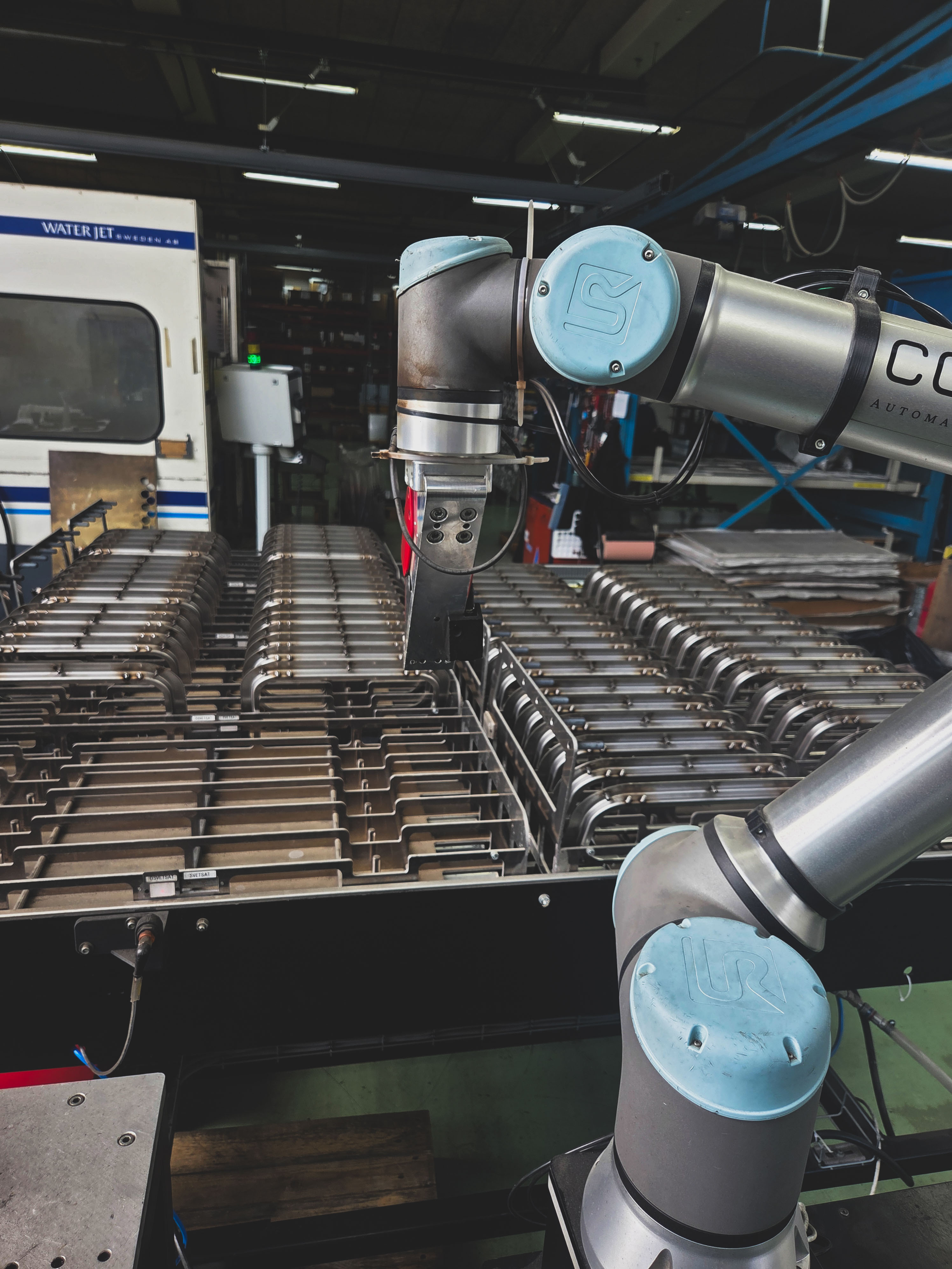 Robotarmar Arbetar Vid Automatiserad Produktionscell För Hantering Och Bearbetning Av Metallkomponenter I Indust