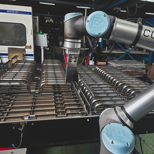 Robotarmar Arbetar Vid Automatiserad Produktionscell För Hantering Och Bearbetning Av Metallkomponenter I Indust