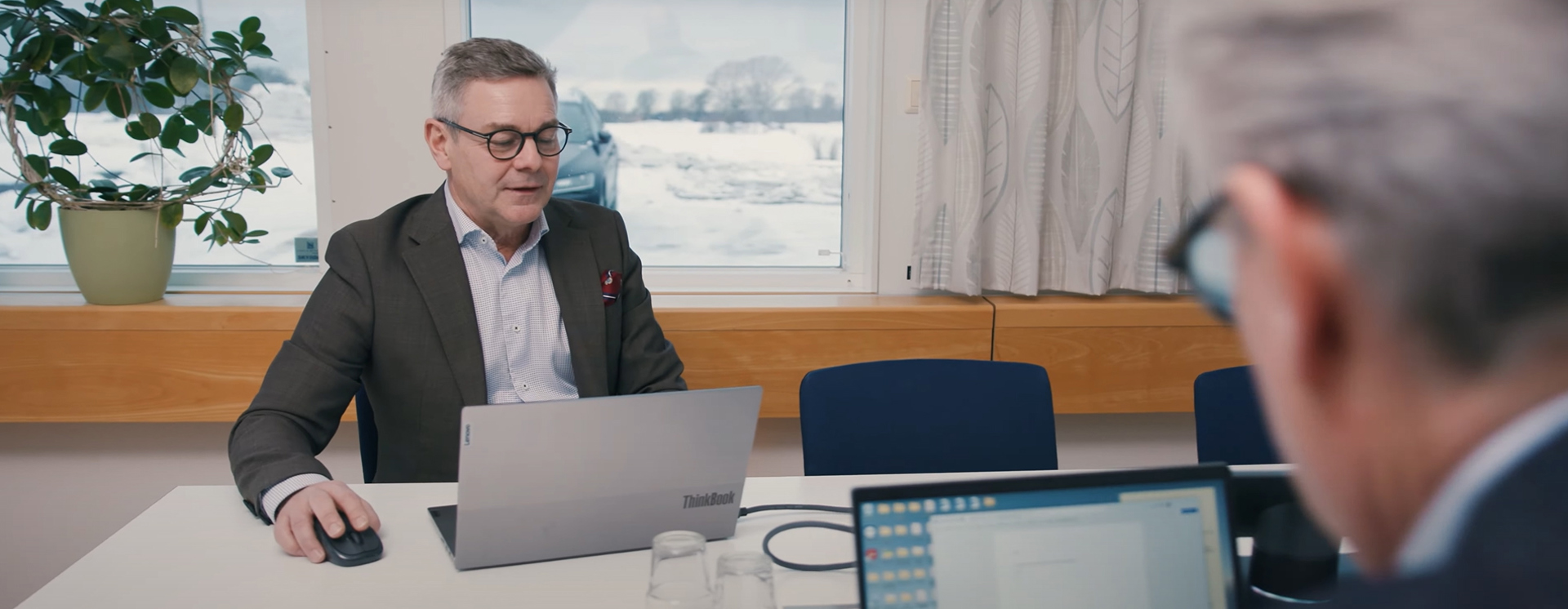 Möte vid bärbar dator i konferensrum med fokus på samarbete, affärsutveckling och digital verksamhetsstyrning.