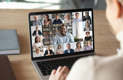 Digitalt möte i videokonferens med flera deltagare på skärm som visar samarbete och kommunikation i hybrid arbetsmiljö