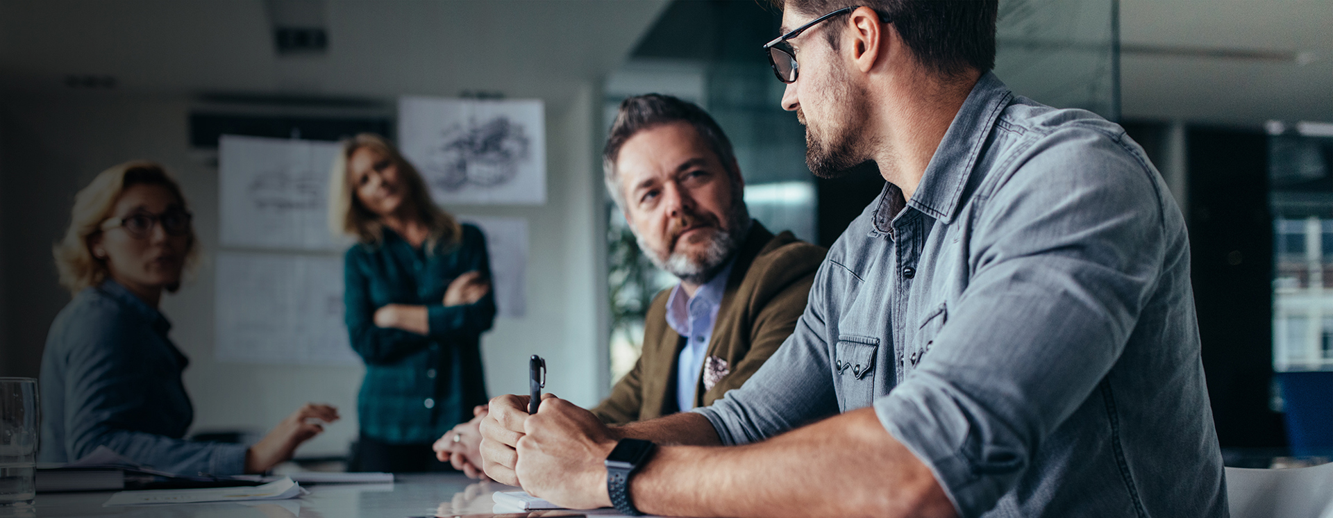 Workshop och strategimöte med team som diskuterar planering, analys och digitalisering i verksamhetsutveckling