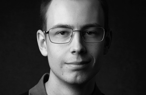 Svartvit porträttbild på Simon Danielsson