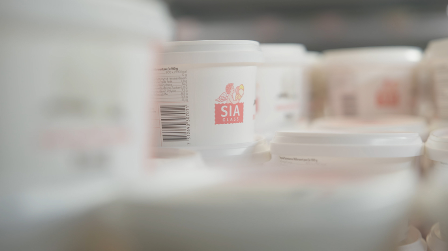 SIA Glass-förpackningar på produktionslinje i livsmedelsindustri med fokus på förpackning, kvalitetssäkring och effektiv tillverkning