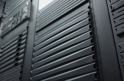 Närbild av svarta serverrack med ventilerade paneler i ett serverrum