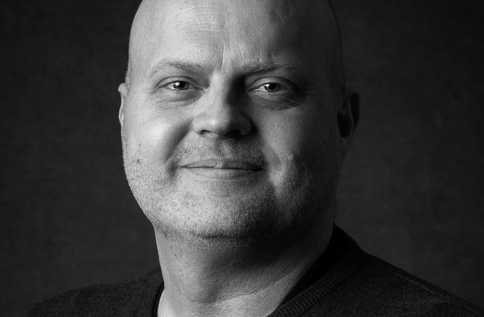 Svartvit porträttbild på Tobias Hansson