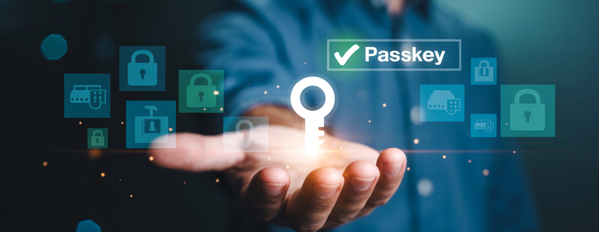 Hand håller upp en digital nyckelsymbol med texten “Passkey”, omgiven av ikoner för lås, autentisering och säkerhet mot en blåtonad bakgrund
