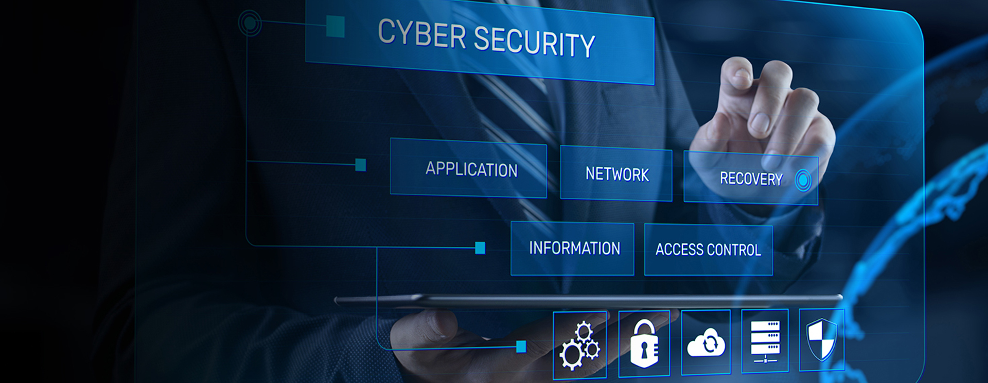 Person i kostym håller en surfplatta och interagerar med ett digitalt gränssnitt märkt “Cyber Security”, med sektioner för applikation, nätverk, information, återställning och åtkomstkontroll