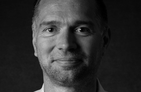 Svartvit porträttbild på Pierre Lundgren
