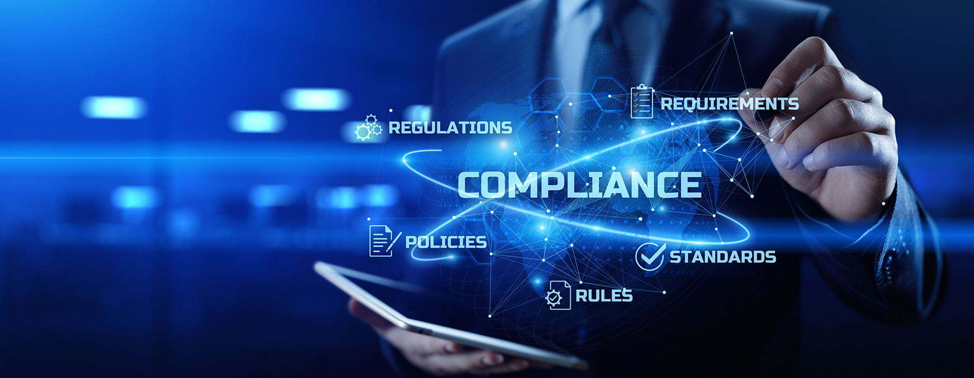 Person håller en surfplatta medan en digital visualisering av “compliance” visas med begrepp som regler, policys och standarder