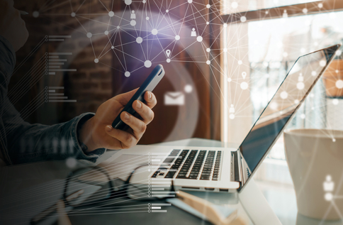 Digitalt intranät och kommunikation med mobil och dator som visar uppkopplade användare, informationsflöden och samarbete i organisation