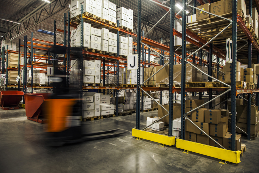 Lagerhall med höglager, trucktrafik och pallställ för effektiv lagerhantering, logistik och distribution av produkter