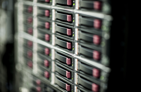 Serverrack med lagringsenheter i datacenter där hårddiskar och statuslampor syns i rad, vilket illustrerar colocation, datalagring, IT‑infrastruktur och säker drift av affärssystem i modern servermiljö
