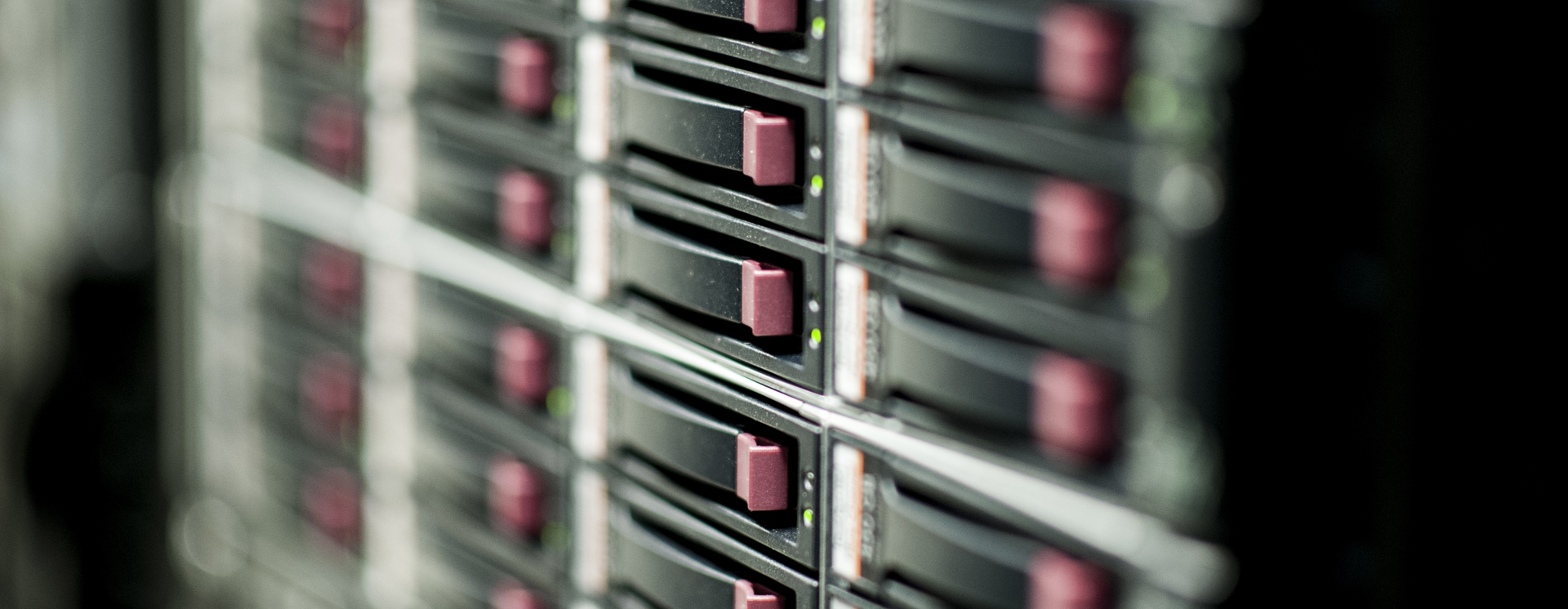 Serverrack med lagringsenheter i datacenter där hårddiskar och statuslampor syns i rad, vilket illustrerar colocation, datalagring, IT‑infrastruktur och säker drift av affärssystem i modern servermiljö