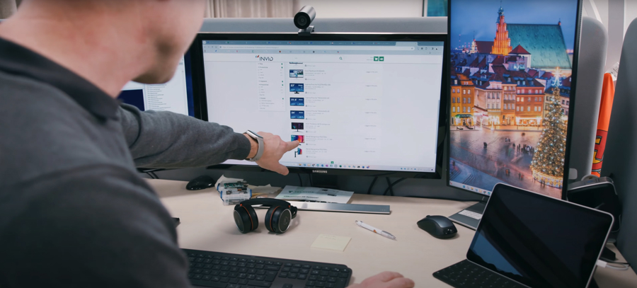 Medarbetare arbetar vid dubbla skärmar och surfplatta för att administrera webbplatsinnehåll och digitala verksamhetssystem