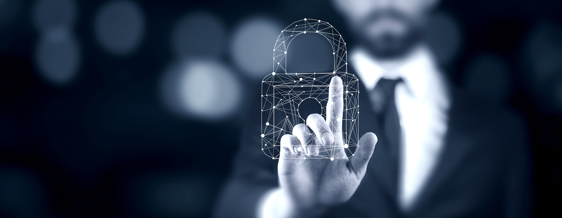 Närbild av hand som trycker på ett digitalt hänglås i ett nätverk av linjer, vilket symboliserar datasäkerhet och skydd mot informationsförluster